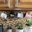 Porte-gobelets sous-armoire pouvant contenir 12 tasses - Organisateur de porte-gobelets suspendu avec rangement pour couvercle pour cuisine et bar, métal résistant à la rouille-111056000