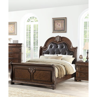 Très grand lit à finition brune avec tête de lit capitonnée pour meubles de chambre à coucher en similicuir