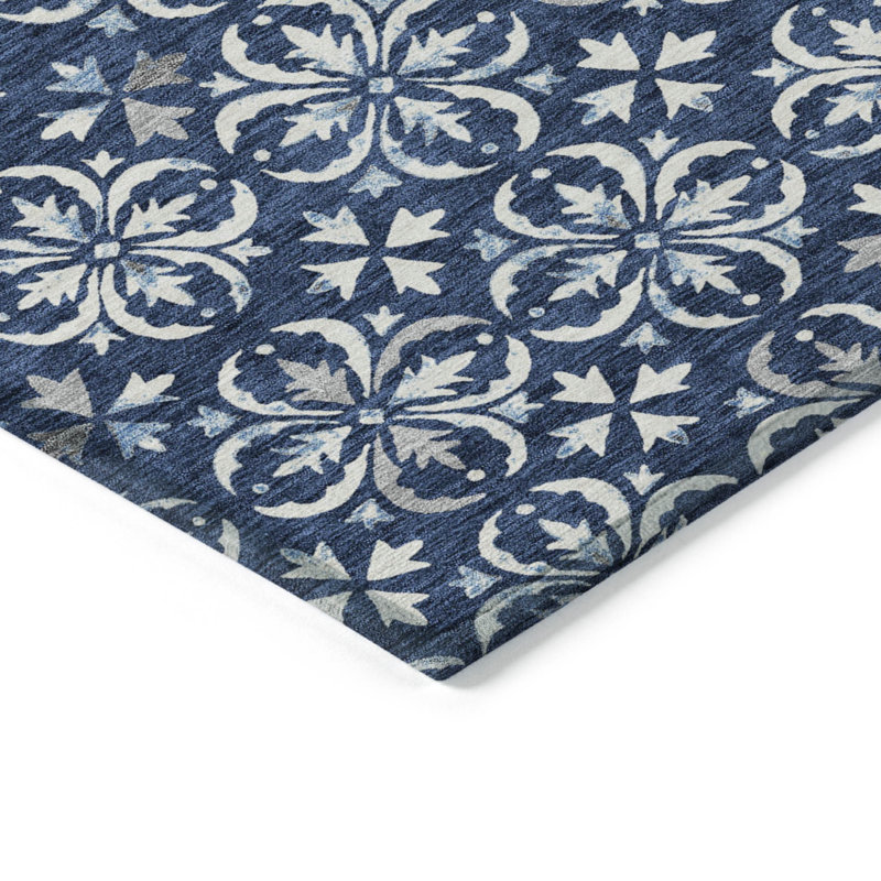 Tapis extérieur lavable floral bleu marine et ivoire 5 pi x 8 pi