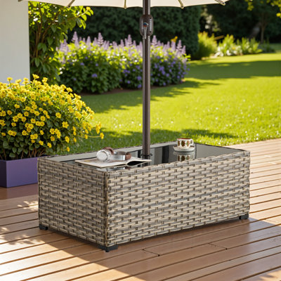 Table basse d'extérieur en osier / rotin avec trou pour parasol