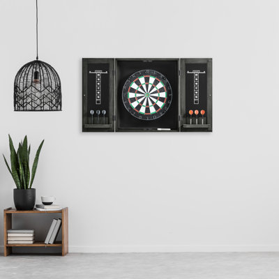Jeu de fléchettes et armoire avec fléchettes