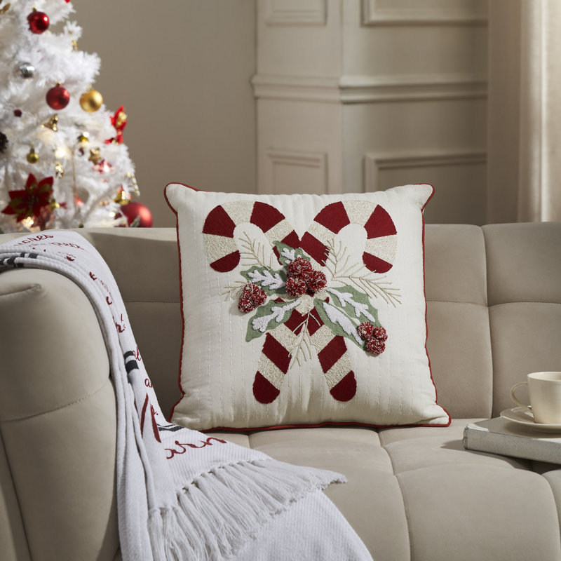 Oreiller en velours brodé Gingerbread House, Carré 18 po, Blanc / Rouge / Vert