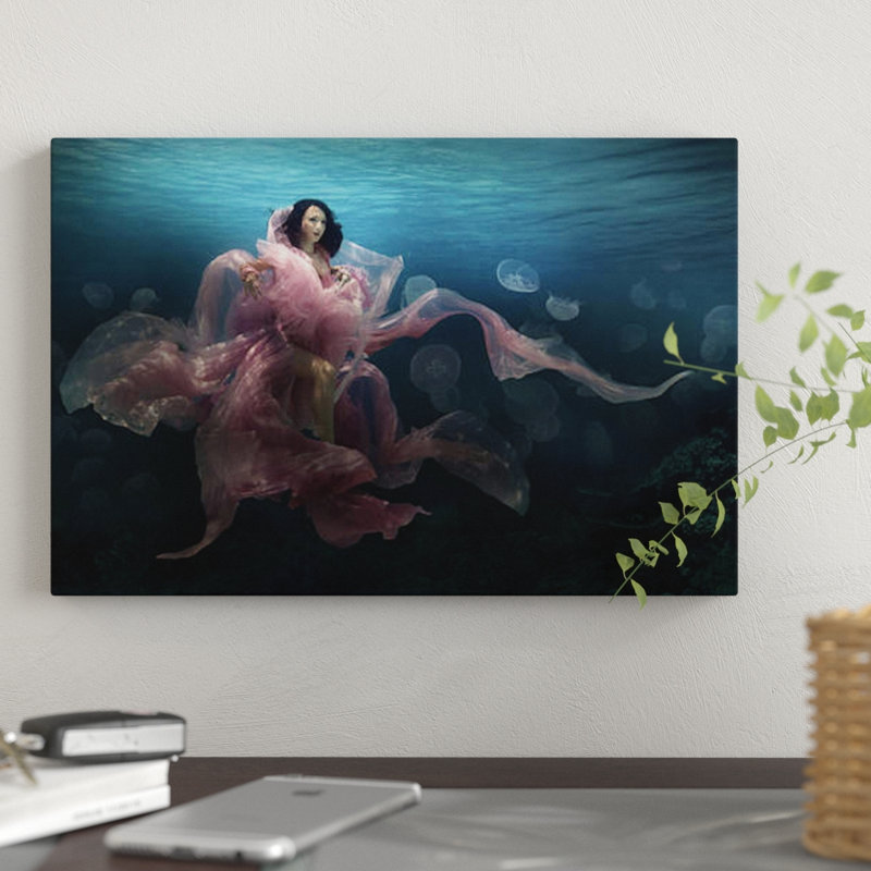 «The Bloom Goddess», impression sur toile, H 12 po x l 18 po x P 1,5 po, Toile tendue, Pas de tapis