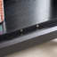 Élégante armoire vitrine avec tablettes réglables, éclairage intégré et dispositif de surmatelas pour les objets de collection à la maison en verre trempé noir, miroir à l'arrière, tablettes