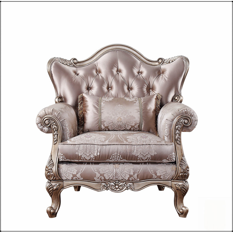 Fauteuil élégant en tissu et finition champagne avec coussin inclus, parfait pour des sièges luxueux et confortables