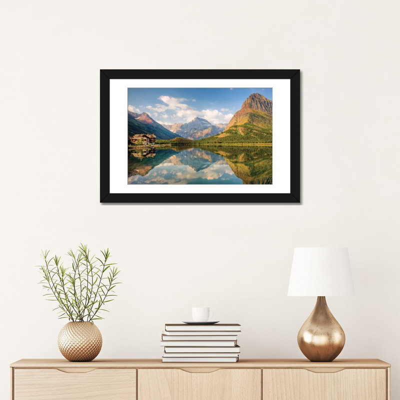 «Many Glacier Hotel and Swiftcurant Lake» par Jamie & Judy Wild - reproduction de photo sur toile, Toile avec cadre noir