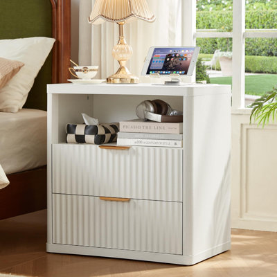 Table de chevet cannelée de 58 cm avec station de recharge, 2 tiroirs, rangement ouvert et style champêtre incurvé