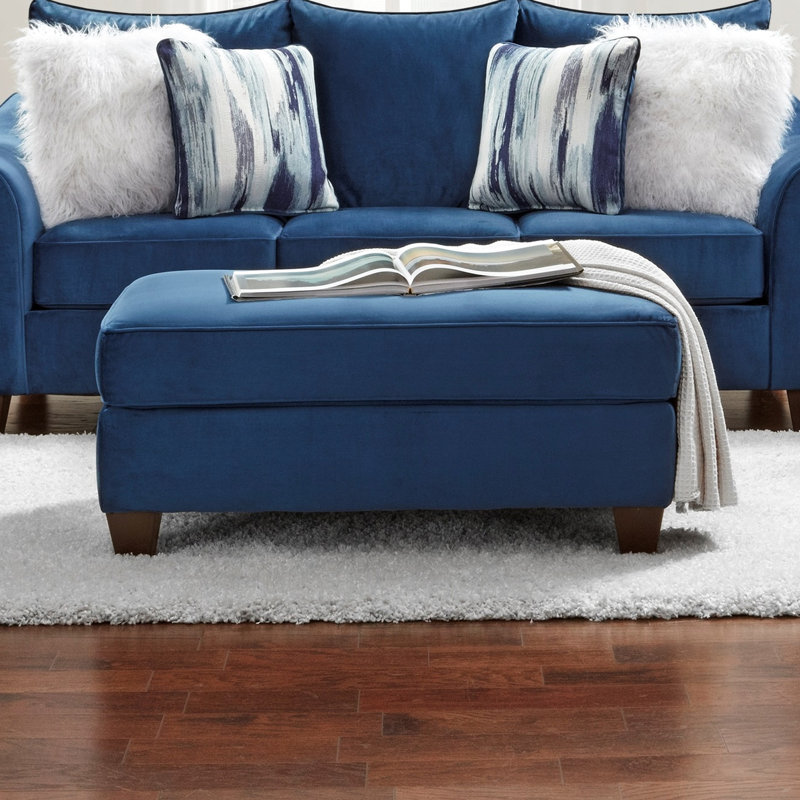 Bleu marine avec coussin haut - Revêtement, pieds, motif géométrique, cocktail rectangulaire en tissu pour le salon dans un espace uni
