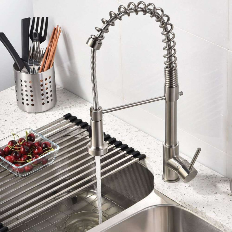 Robinet de cuisine en nickel brossé de conception moderne pour un débit d'eau efficace et durable