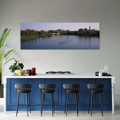 Bateau dans une rivière, Charles River, Boston et Cambridge, Massachusetts, États-Unis, art contemporain de paysage urbain abstrait