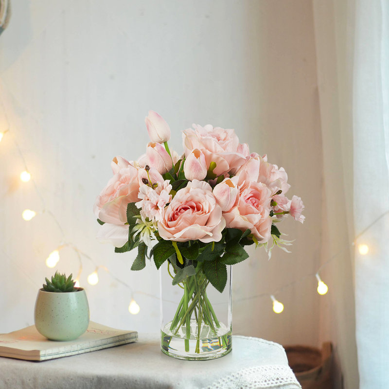Arrangements floraux mixtes dans un vase