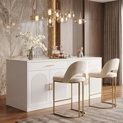 Table de bar moderne de 180 cm avec rangement, grand comptoir, meuble-bar de cuisine avec 2 tiroirs et 4 portes cintrées, plateau imitation marbre, poignées dorées, blanc. Parfait pour le salon ou la salle à manger.