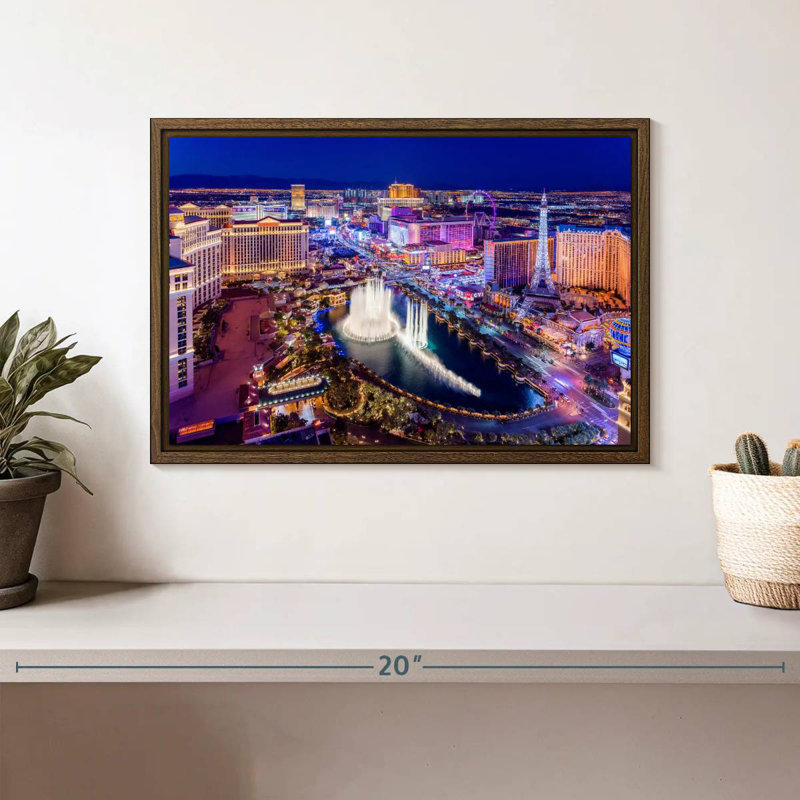 Las Vegas at Night Neon Lights, 13 po x 9 po, Cadre flottant en noyer