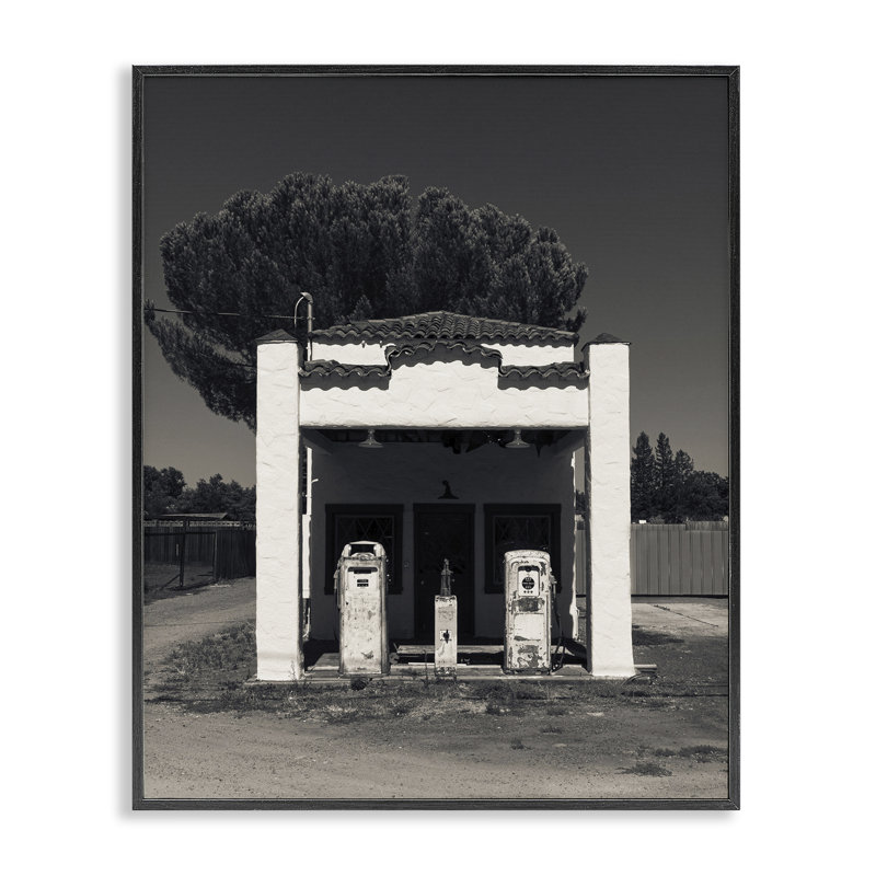 Station de service antique, estampe numérique, conception de Dan Katz, H 20 po x l 16 po, Giclée encadrée noir minuit