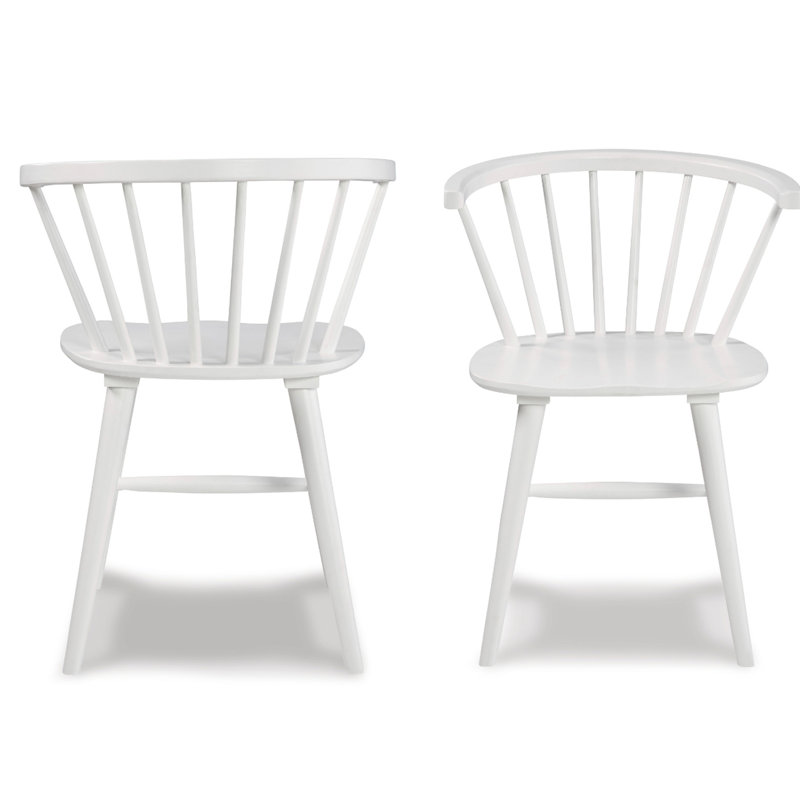 Lot de 2 chaises blanches à dossier à fuseaux en bois - Un élément essentiel et élégant pour une salle à manger moderne.