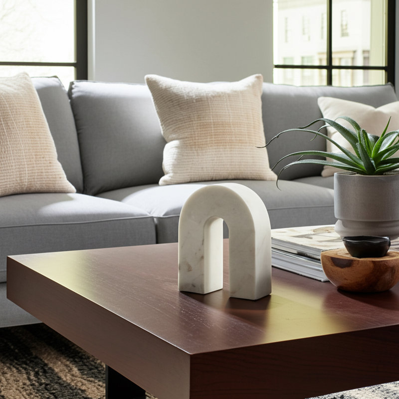 Objet décoratif de table en fer à cheval moderne en marbre neutre moderne, H 6 po x l 5 po x P 2 po