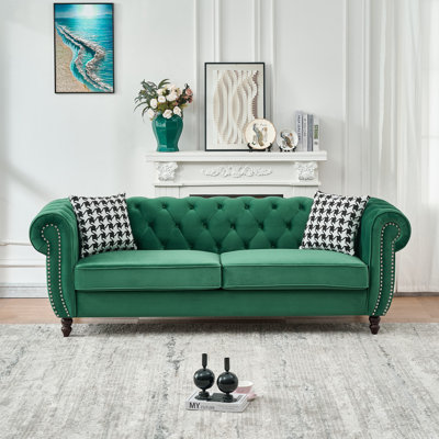 Canapé à trois places de style Chesterfield avec accoudoirs roulés, garniture cloutée, design moderne Mid-Century et revêtement en velours de qualité supérieure pour le salon ou le bureau.