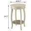 Table d'appoint ronde blanche antique avec étagère, s'harmonisant avec le décor de la pièce. Étagère en bois pour le rangement et la présentation.