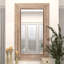 Miroir mural floral en bois brun avec des sculptures crème détaillées