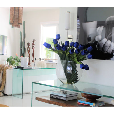 Vase en lune avec tulipes blanches