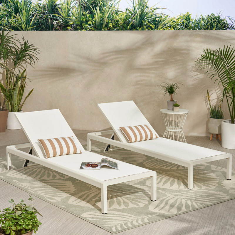 Chaise longue ajustable en blanc avec assise en filet ventilé, de 2 cadres en aluminium rouille