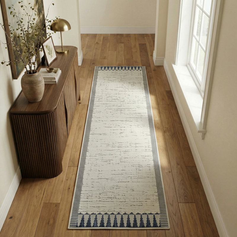 Tapis de couloir intérieur géométrique crème / bleu 2 pi x 8 pi (2 pi 3 po x 8 pi) Selene de Branch Branch