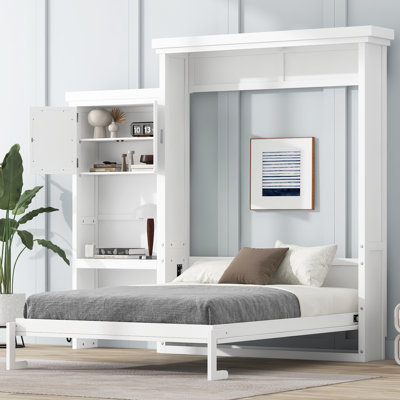 Grand lit escamotable avec plusieurs tablettes de rangement et décoration à persiennes