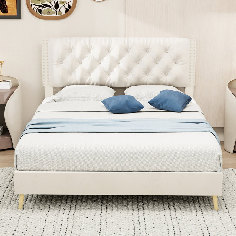 Lit double beige avec tête de lit, support stable, rembourrage, structure simple et élégante, bien conçu pour le sommeil, tête de lit ajoute du style, répond aux besoins spatiaux