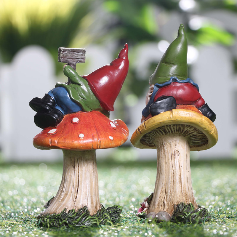  2 pièces de gnomes mignons sur des statues de champignon