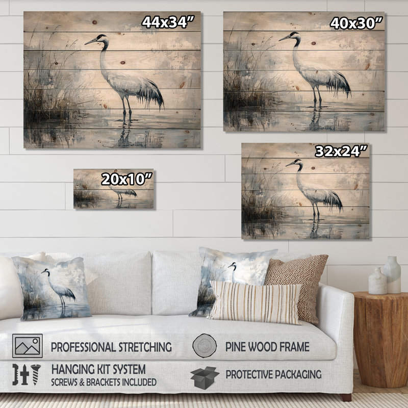 Crane dans un étang brumeux I - Décoration murale animal en héron - sur bois de pin naturel, H 24 po x l 32 po