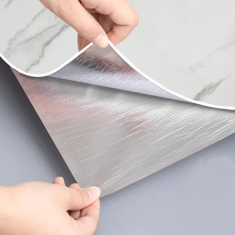 Panneau de papier peint auto-adhésif blanc, gris et veines gris L 9 pi x l 24 po, couvre 17 pieds carrés