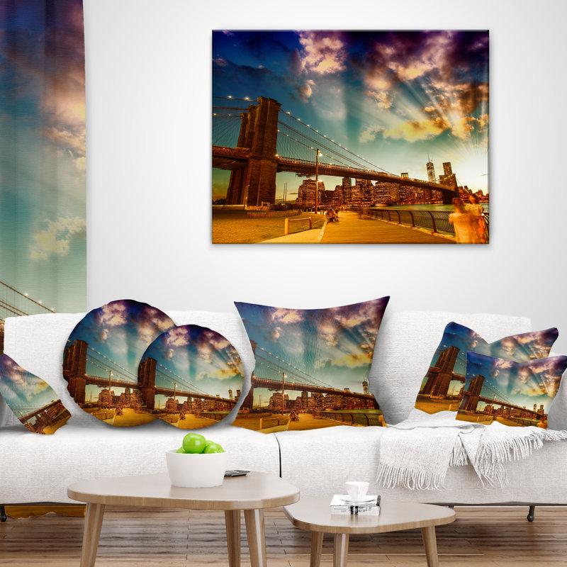 Relaxing in Brooklyn Bridge Park - Coussin imprimé paysage urbain, 16 po x 1 po, Coussin décoratif