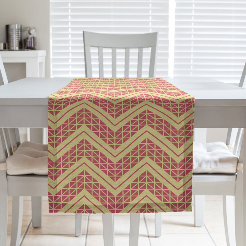 Chemin de table à chevrons à la main classic Stephenie, 16 po x 90 po, Jaune / Rouge