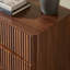 Commode à 3 tiroirs cannelée, commode haute de style Mid-Century avec design rainuré vertical, armoire de rangement en bois massif avec poignées en métal pour le salon de la chambre à coucher