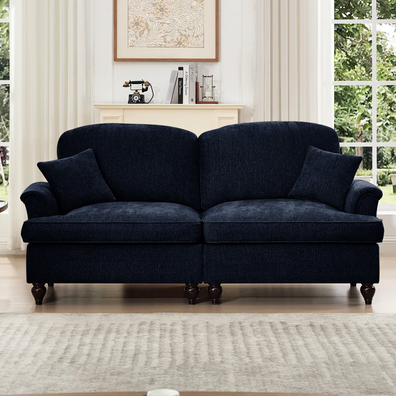 Canapé à deux places en chenille bleue avec accoudoirs évasés, pieds fuselés et jupes plissées à volants, cadre Mid Century Grace For Living