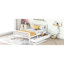 Lit plateforme double en bois blanc avec garde-corps et deux options de rangement pour une chambre fonctionnelle