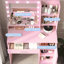 Coiffeuse de chambre à coucher à couleur réglable - grand tiroir, miroir, bureau de meuble-lavabo en panneau de particules blanc avec 3 modes d'éclairage, commode de rangement spacieuse à trois niveaux,