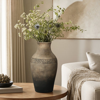 Vase en céramique brune ombrée de 40 cm de hauteur avec bordure triangulaire en relief