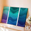 Reproduction d'art abstrait numérique sur toile avec une série de rayures murales ondulées dans des nuances variées de sarcelle turquoise-1556693066