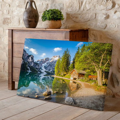 Toile, scène sereine au bord du lac avec une charmante cabane en bois nichée au milieu d'arbres verts éclatants avec une toile turquoise transparente