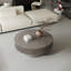 Élégante table basse ronde avec rangement caché et design cannelé-410572699-410572769