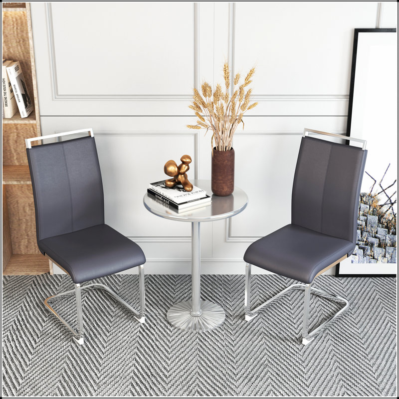 Chaises de salle à manger modernes en similicuir à haut dossier avec pieds en métal chromé en forme de C pour le confort et le style dans n'importe quelle pièce