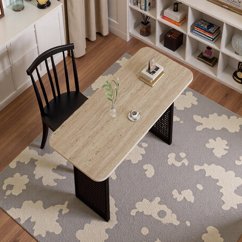 Pupitre beige avec pieds en métal noir, H 29,52 po x l 47,24 po x P 23,62 po