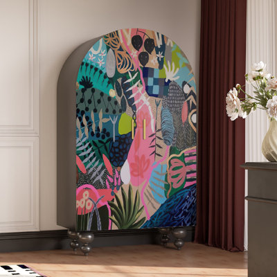 Armoire arquée avec tablettes et portes d'art
