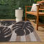 Tapis d'intérieur / extérieur noir / beige Colgin Classic Beach Stripe and Monstera Leaf-1316017089
