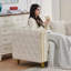 Canapé Chesterfield 2 places en velours beige capitonné, 160 cm, accoudoirs arrondis et pieds dorés