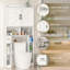Armoire de rangement au-dessus de la toilette-114397469
