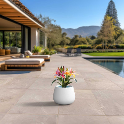 Petit pot à fleurs / pot rond en béton avec trous de drainage