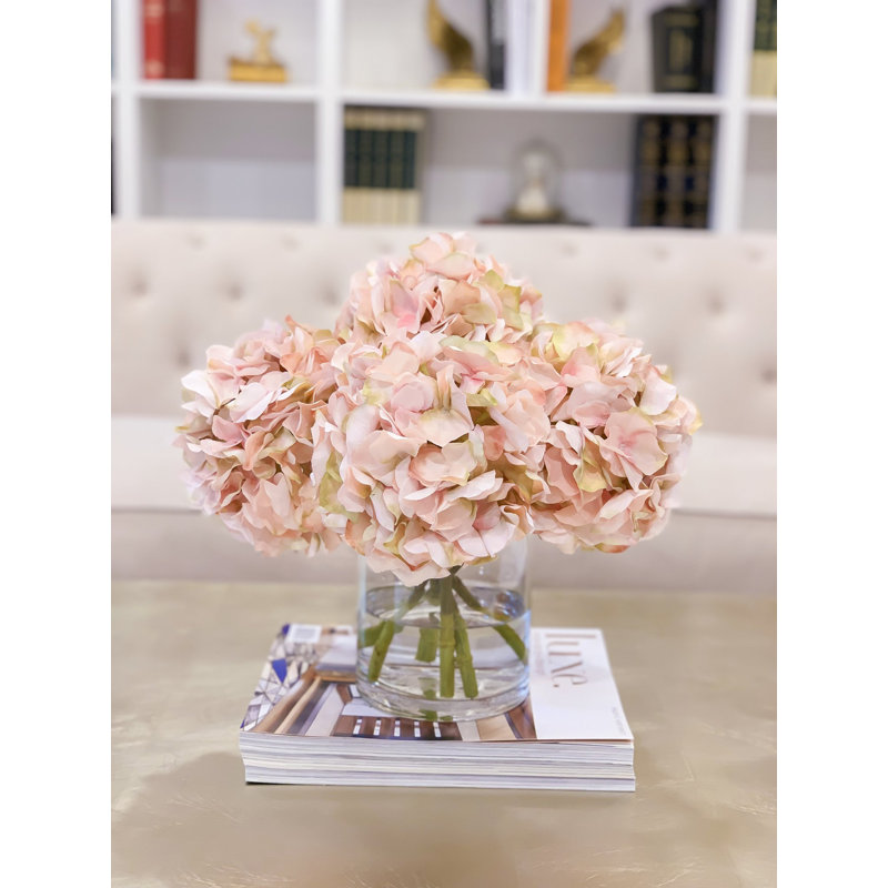 Agencements de fleurs hortensia et maîtresses en vase