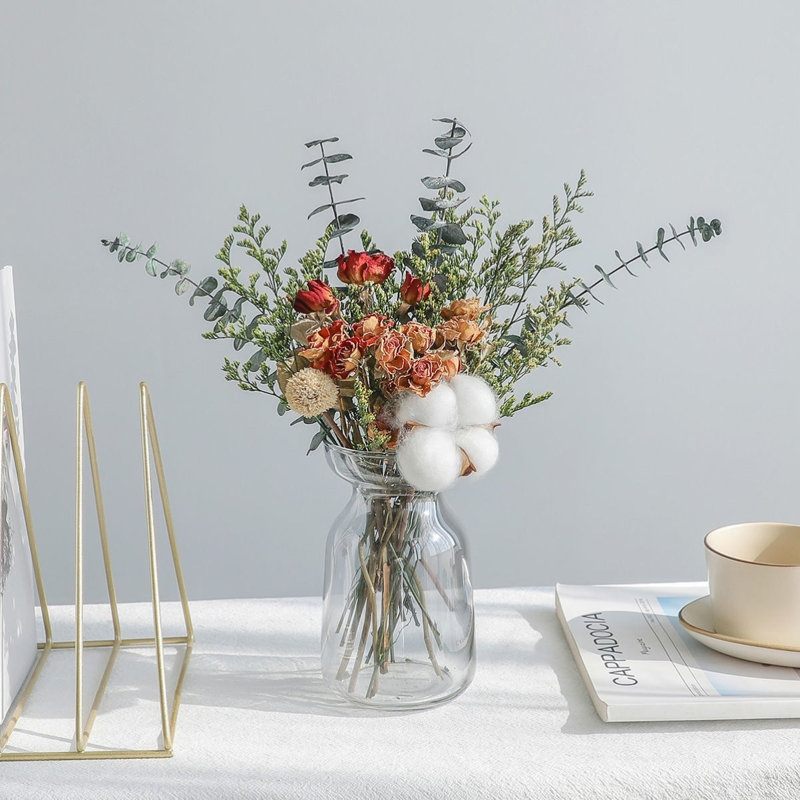 Décoration de vase et fleur simulée